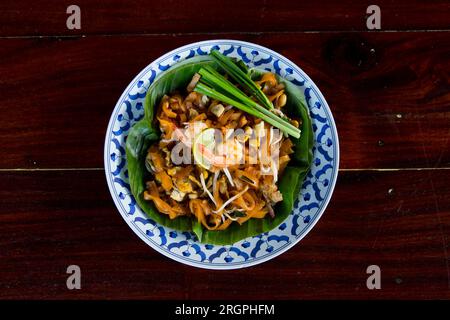 Chiosco Street food Cooking Pad Thai a Bangkok, Thailandia. Foto Stock