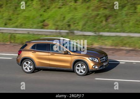 2018 Beige Mercedes Benz GLA 200 Sport Premium D A; viaggia a velocità sostenuta sull'autostrada M6 a Greater Manchester, Regno Unito Foto Stock
