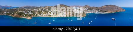 Pittoresco villaggio di Agia Marina, mulini a vento e castello di Panteli sull'isola di Leros, Grecia Foto Stock