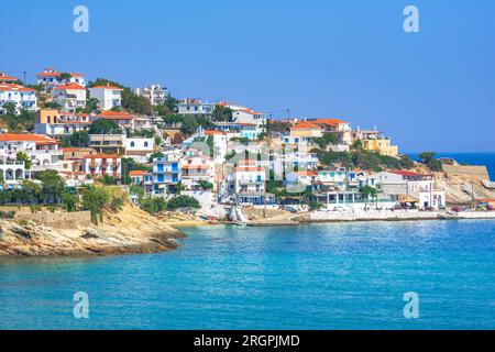 Un incantevole villaggio greco di pescatori di Armenistis in una tranquilla mattinata d'estate. Porto con spiaggia locale in acque cristalline a Ikaria, Grecia Foto Stock