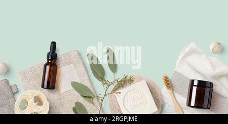 banner/intestazione con cosmetici naturali, ingredienti e accessori per il bagno o il centro benessere disposti su uno sfondo verde brillante, concetto di bellezza naturale ed ecologica Foto Stock