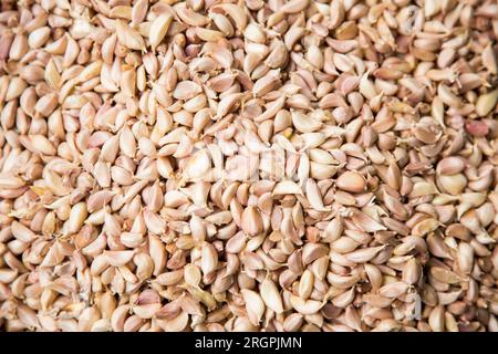 Un mucchio di spicchi d'aglio in una bancarella di Street food nella città di Bangkok in Thailandia. Foto Stock