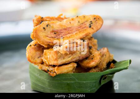 Banana fritta in una bancarella di Street food nella città di Bangkok in Thailandia. Foto Stock