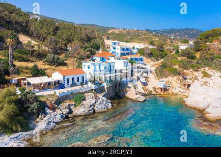 Foto aerea con drone del pittoresco piccolo villaggio di Gialiskari, isola di Ikaria, Egeo, Grecia Foto Stock