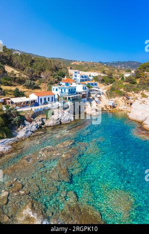 Foto aerea con drone del pittoresco piccolo villaggio di Gialiskari, isola di Ikaria, Egeo, Grecia Foto Stock