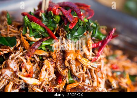 Granchio speziato in una bancarella di Street food nella città di Bangkok in Thailandia. Foto Stock