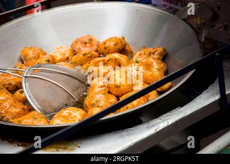 Antipasti di pesce fritti in una bancarella di Street food nella città di Bangkok in Thailandia. Foto Stock