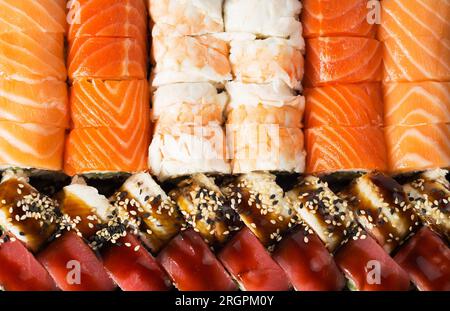Piatti giapponesi, panini fissi con gamberi reali, panini in anguilla affumicata con salsa unagi e Philadelphia roll con salmone Foto Stock