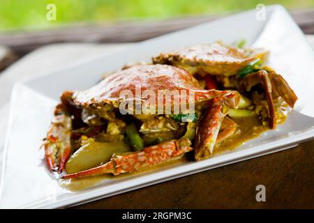 Granchio Chilli tailandese fritto allo Stir (Poo Pad Namprik Phao) servito in un ristorante nell'isola di Ko Yao nella Thailandia meridionale. Foto Stock