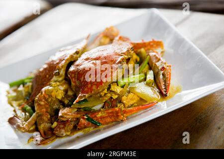 Granchio Chilli tailandese fritto allo Stir (Poo Pad Namprik Phao) servito in un ristorante nell'isola di Ko Yao nella Thailandia meridionale. Foto Stock