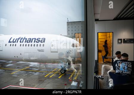 04.08.2023, Francoforte, Assia, Germania, Europa - Lufthansa Boeing 787-9 Dreamliner parchi aerei passeggeri presso un cancello del Terminal 1 dell'aeroporto di Francoforte. Foto Stock