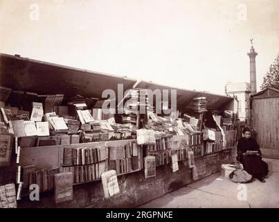 Bouquinistes sur les quais de la Seine a Parigi. Place de la Bastille bouquiniste vers 1910Photo de Eugène Atget Foto Stock