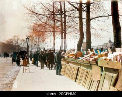 Bouquinistes sur les quais de la Seine a Parigi. - Bouquinistes, quai Malaquais - 1898 - foto Eugène Atget . Colorazione successiva di Photo colorié ultérieurement. Foto Stock