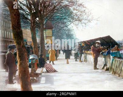 Bouquinistes sur les quais de la Seine a Parigi. - bouquinistes, quai Voltaire, Parigi. 1898. Photo Eugène Atget - Photo colorié ultérieurement later coloring. Foto Stock