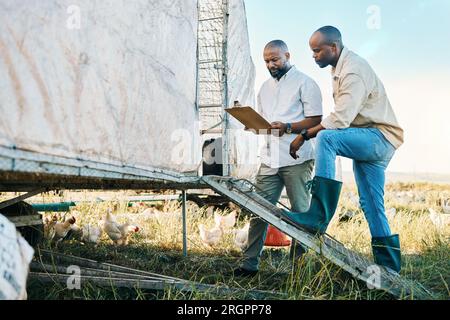 Agricoltori, clipboard e team agricolo che pianificano o controllano insieme il raccolto per monitorare i prodotti di sostenibilità in un'azienda agricola. Lavoro di squadra, crescita e presenza di persone Foto Stock