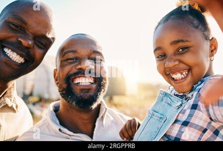 Fattoria, selfie e ritratti di genitori gay con una ragazza in campagna per vacanze, avventure e vacanze. Famiglia nera, agricoltura sostenibile e lgbtq Foto Stock