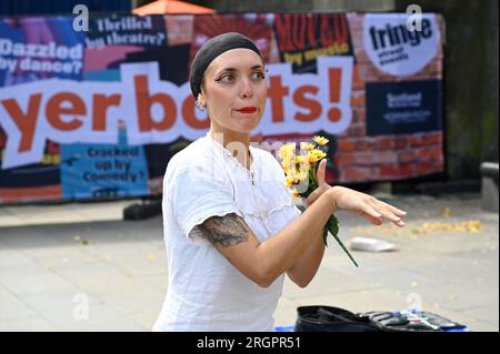 Edimburgo, Scozia, Regno Unito. 11 agosto 2023. Edinburgh Fringe: The Silent Singer Performing on the Royal Mile. Uno spettacolo con MIME e musica. Crediti: Craig Brown/Alamy Live News Foto Stock