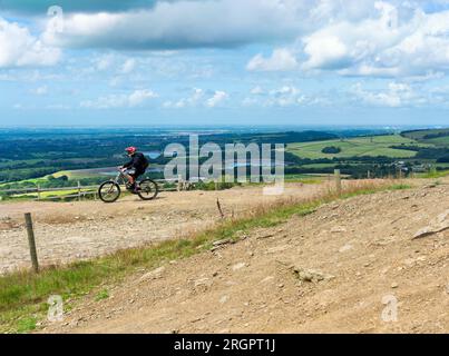 Rivington Lancashire Regno Unito 1 agosto 2023 lato campagna intorno al Rivington Pike vicino alla corsia verde di Bolton utilizzata da escursionisti e veicoli fuoristrada in un giorno estivo Foto Stock