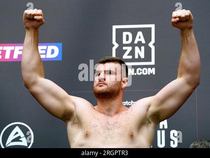 Johnny Fisher durante il Weigh-in pubblico al Westfield London. Data immagine: Venerdì 11 agosto 2023. Foto Stock