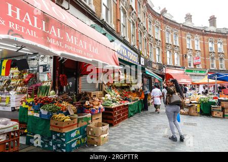 Electric Avenue Brixton, negozi di alimentari etnici, bancarelle, supermercati, negozi di persone a Brixton Market, Londra sud, Inghilterra Foto Stock