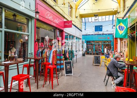 Brixton Village, popolare galleria di mercato al coperto con negozi, bar, ristoranti, bancarelle, South Lonndon, Inghilterra, Regno Unito Foto Stock