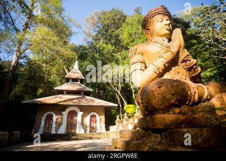 Wat Phra Lat a Chiang mai. Tempio di un monastero buddista con statue, nascosto nel mezzo della foresta e accessibile da un sentiero. Foto Stock