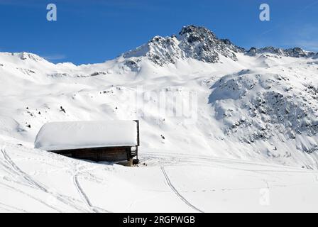 Montagna nelle Alpi francesi con neve : vicino all'alta eluce e a Contamines Montjoie Foto Stock