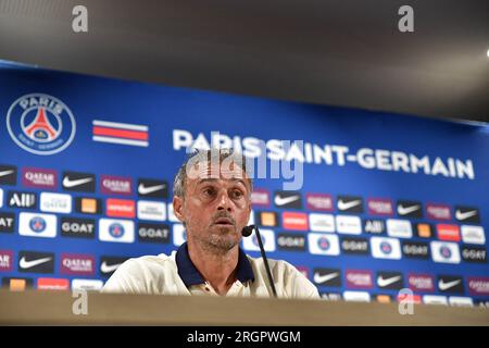 Parigi, Francia. 11 agosto 2023. L'allenatore spagnolo del Paris Saint-German Luis Enrique tiene una conferenza stampa dopo una sessione di allenamento nella periferia di Parigi, in Francia, l'11 agosto 2023. Foto di Firas Abdullah/ABACAPRESS.COM credito: Abaca Press/Alamy Live News Foto Stock