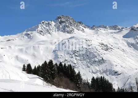 Montagna nelle Alpi francesi con neve : vicino all'alta eluce e a Contamines Montjoie Foto Stock