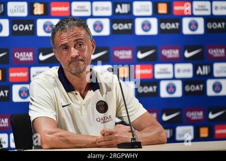 Parigi, Francia. 11 agosto 2023. L'allenatore spagnolo del Paris Saint-German Luis Enrique tiene una conferenza stampa dopo una sessione di allenamento nella periferia di Parigi, in Francia, l'11 agosto 2023. Foto di Firas Abdullah/ABACAPRESS.COM credito: Abaca Press/Alamy Live News Foto Stock