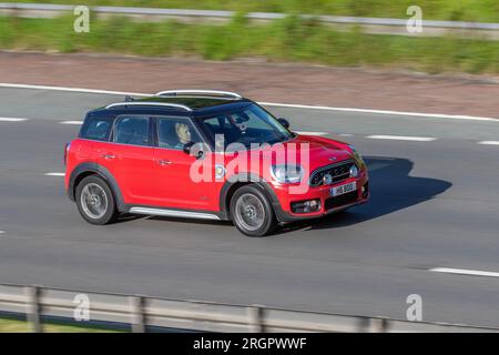 2017 Red Mini Countryman Cooper S e ALL, SUV Hybrid Electric 1499 cc ; viaggia a velocità sostenuta sull'autostrada M6 a Greater Manchester, Regno Unito Foto Stock