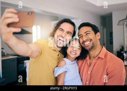 Selfie, ritratti di famiglia e gay a casa per i social media e foto del profilo di genitori e bambini. Felice, sorriso o foto di persone omosessuali e.. Foto Stock