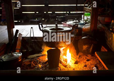 Vecchia cucina in un villaggio indigeno sulle montagne della provincia di Chiang Rai in Thailandia. Foto Stock