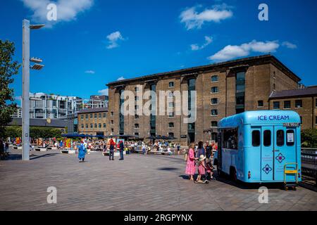 London Tourism Vintage Ice Cream Van a Granary Square Londra un'Austin Ice Cream Van d'epoca appartenente alla Ruby Violet Handmade Ice Cream Company. Foto Stock