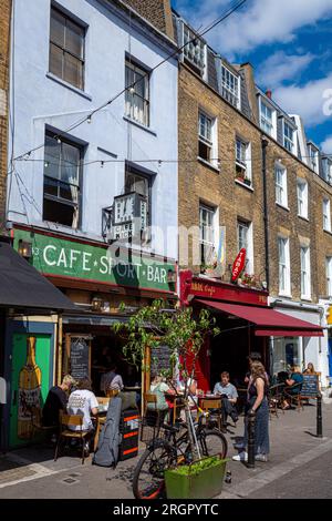 Cafe Kick Sports Bar Cafe Exmouth Market Londra. Exmouth Market è un mercato all'aperto di 32 bancarelle a Clerkenwell, N. London. Tavolo da calcio Bar. Foto Stock