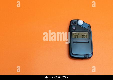 indicatore luminoso per la fotografia sullo spazio di copia su sfondo arancione Foto Stock