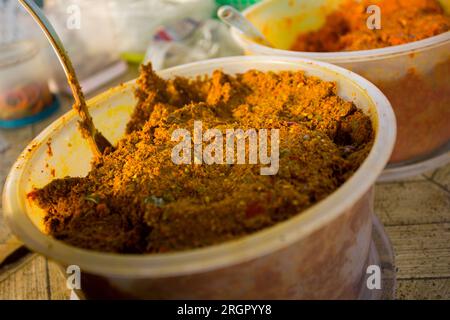 Pasta di curry in un mercato di spezie nella provincia di Sichon, nel sud della Thailandia. Foto Stock