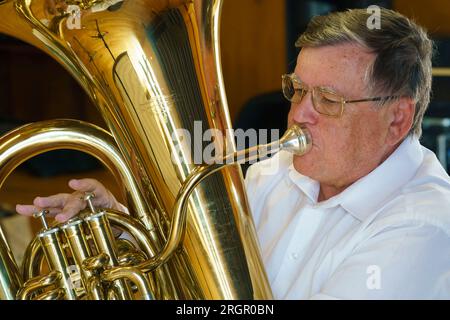 Musicista che gioca la tuba Foto Stock