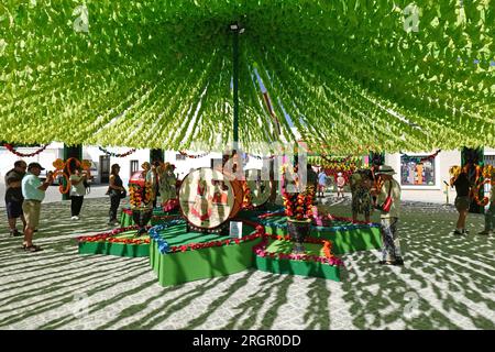 Ruas Floridas, festival delle strade fiorite con fiori di carta colorati a Redondo, Alentejo, Portogallo, Europa Foto Stock