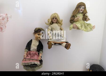 Tre bambole di porcellana vintage con abbigliamento dettagliato esposto al Museu do Traje, São Brás de Alportel, Algarve, Portogallo, Europa Foto Stock