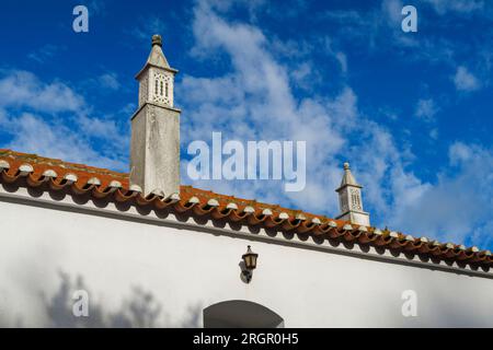 Dettaglio dei tradizionali camini ornati nella regione dell'Algarve in Portogallo, Europa Foto Stock