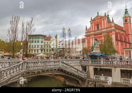 Lubiana, Slovenia - 4 novembre 2019: Ponte triplo sul fiume Ljubljanica nel centro della capitale giorno d'autunno nuvoloso. Foto Stock