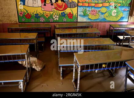 Bandarban, Bandarban Sadar, Bangladesh. 10 agosto 2023. 11 agosto 2023. Chittagong, Bangladesh: Molte scuole di Sadar e Upazila sono state danneggiate dalle inondazioni di Bandarban, Bangladesh. Il danno sta diventando visibile dopo che l'acqua si ritira da alcune scuole. La scuola ha smesso di insegnare agli studenti.a causa delle forti piogge per sei giorni consecutivi, l'acqua dei fiumi Sangu e Matamuhuri ha attraversato il limite, causando inondazioni in quasi tutte le upazilas di Bandarban. (Immagine di credito: © Mohammed Shajahan/ZUMA Press Wire) SOLO USO EDITORIALE! Non per USO commerciale! Foto Stock