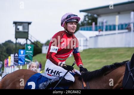 Saffie Osborne con il Chinese Knot, dopo aver vinto il meeting della Racing League 2023 alle 14:30 presso l'ippodromo di Chepstow, il 10 agosto 2023. Foto Stock