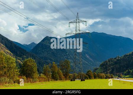 Palo elettrico ad alta tensione nella valle delle montagne Foto Stock