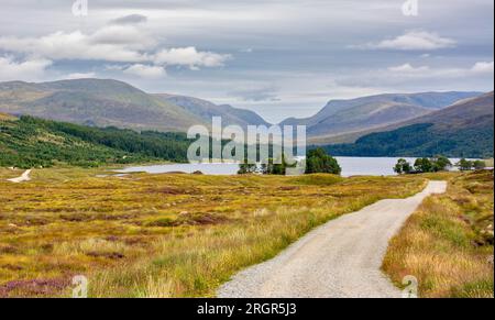 Loch Ossian Corrour Scozia la strada di ghiaia per il Loch in estate Foto Stock