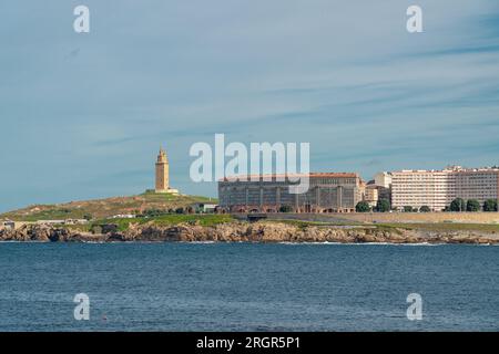 Bella città Di Coruna. Situato in Galizia, a nord-ovest della Spagna. Destinazione del viaggio. Vista panoramica della città. Vista della spiaggia di Riazor e della spiaggia di Orzán Foto Stock