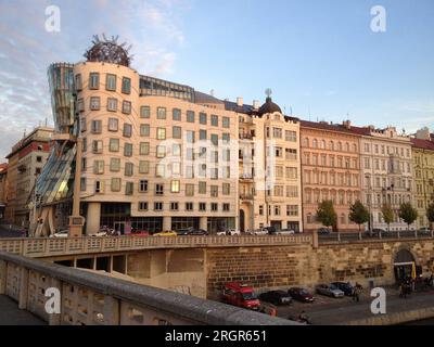 Praga, Repubblica Ceca - 23 settembre 2012 architettura famosa: Casa da ballo o Ginger and Fred a Praga. Architetti: Vlado Milunić e Frank Gehry Foto Stock