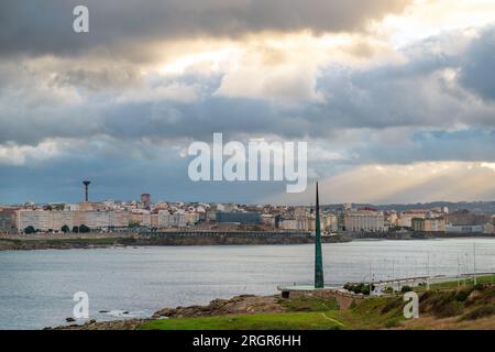 A Coruna, SPAGNA - ottobre 30 2022: Una città Coruna. Vista dell'Obelisco Millenium e di Gerargo Porto Avenue. Destinazione di viaggio in Galizia, Spagna. Passeggiata Foto Stock