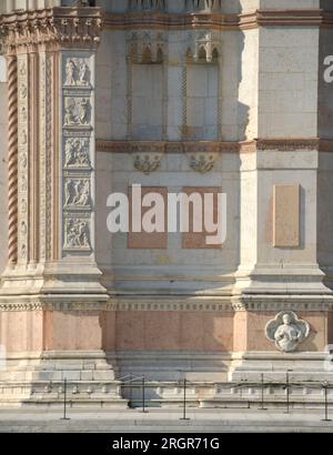 La basilica di San Petronio è la più grande di Bologna in Piazza maggiore. I bassorilievi in pietra istriana bianca e marmo rosso di Verona sono meravigliosi. Foto Stock